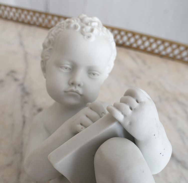 Putto, allegoria della scrittura in porcellana biscuit dopo Canova - Manifattura Samson