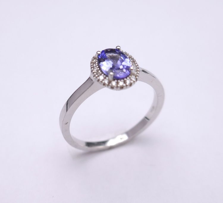 Bague saphir entourage diamants, or blanc 18 carats.