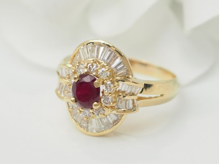 Bague jupe en or jaune, rubis et diamants
