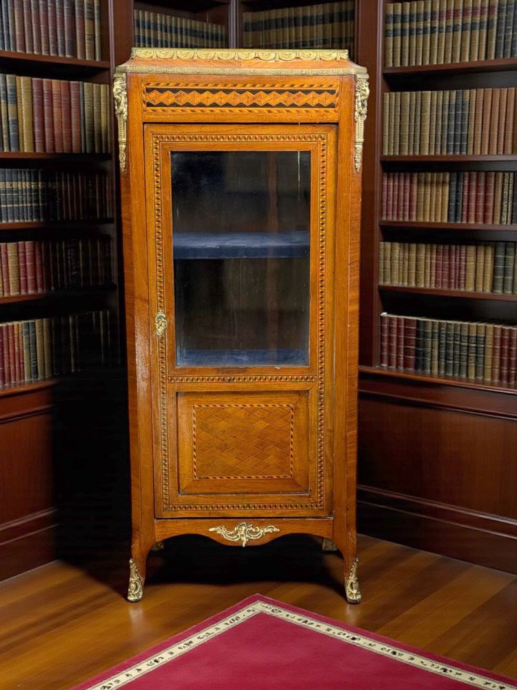 PICCOLO MOBILE VITRINARIO IN BRONZO DORATO DEL XIX SECOLO IN STILE LOUIS XV
