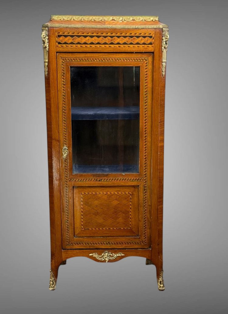 PICCOLO MOBILE VITRINARIO IN BRONZO DORATO DEL XIX SECOLO IN STILE LOUIS XV