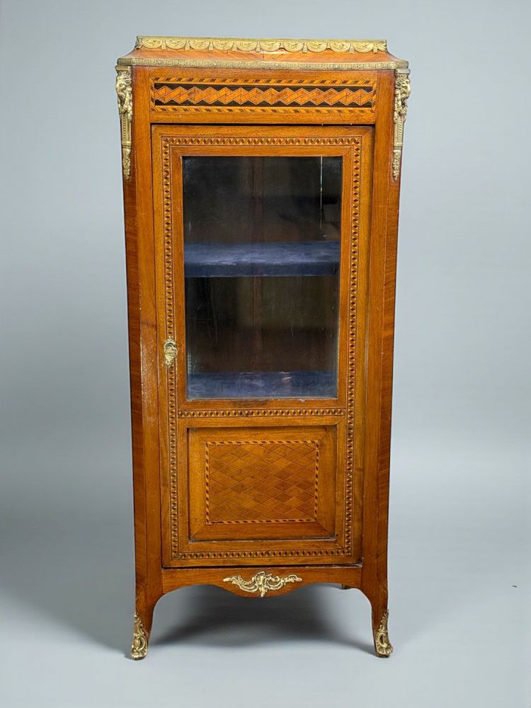 PICCOLO MOBILE VITRINARIO IN BRONZO DORATO DEL XIX SECOLO IN STILE LOUIS XV