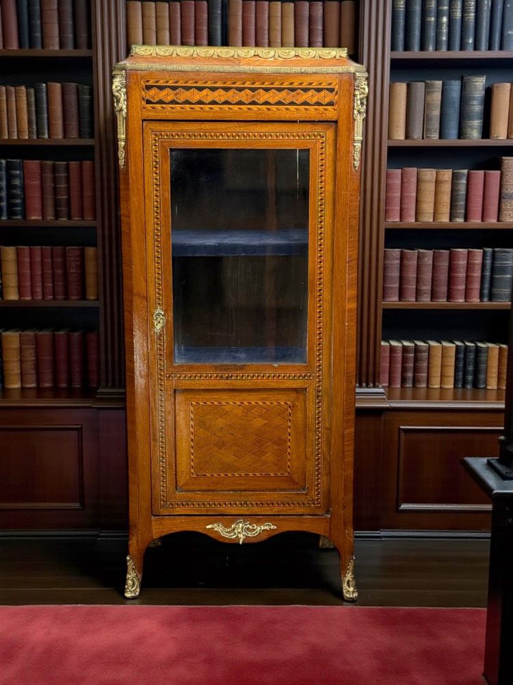 PICCOLO MOBILE VITRINARIO IN BRONZO DORATO DEL XIX SECOLO IN STILE LOUIS XV