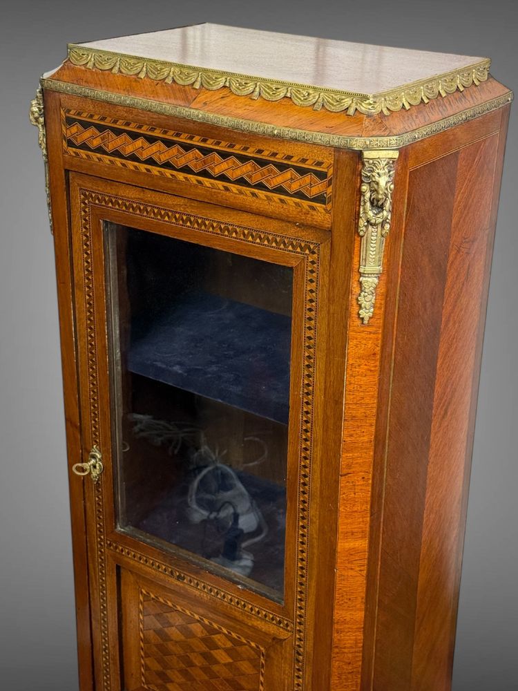 PICCOLO MOBILE VITRINARIO IN BRONZO DORATO DEL XIX SECOLO IN STILE LOUIS XV