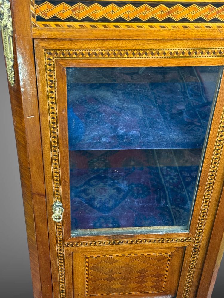 PICCOLO MOBILE VITRINARIO IN BRONZO DORATO DEL XIX SECOLO IN STILE LOUIS XV
