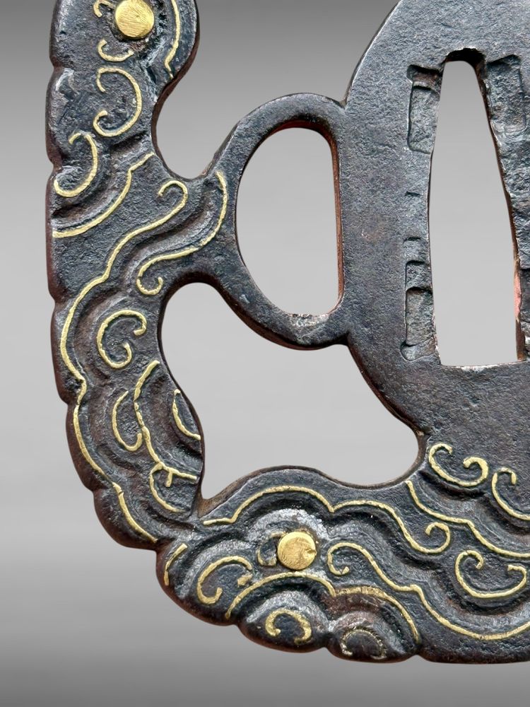 Iron tsuba aori gata with scrollwork decoration - Edo period