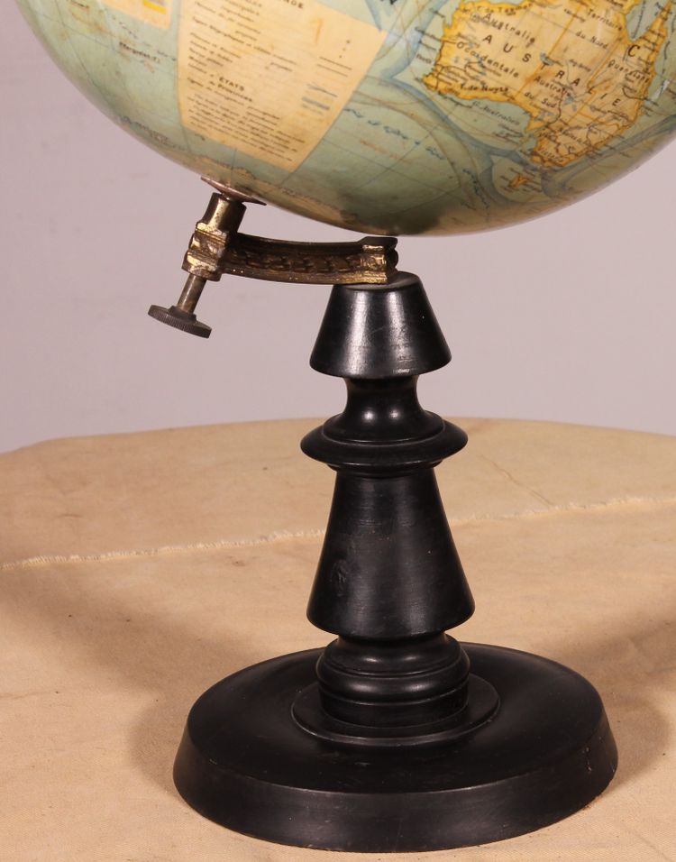 Globe terrestre par J.Forest du début du 20° siècle