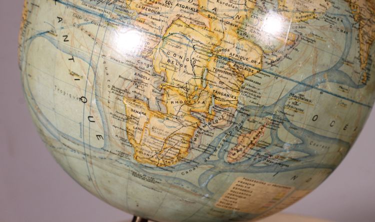 Globe terrestre par J.Forest du début du 20° siècle