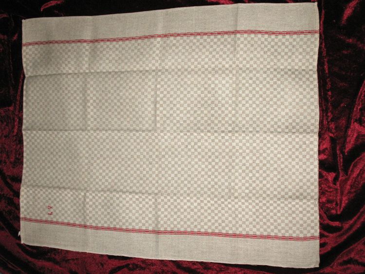 12 strofinacci con bordo rosso in tessuto misto lino e cotone con iniziali ricamate L V