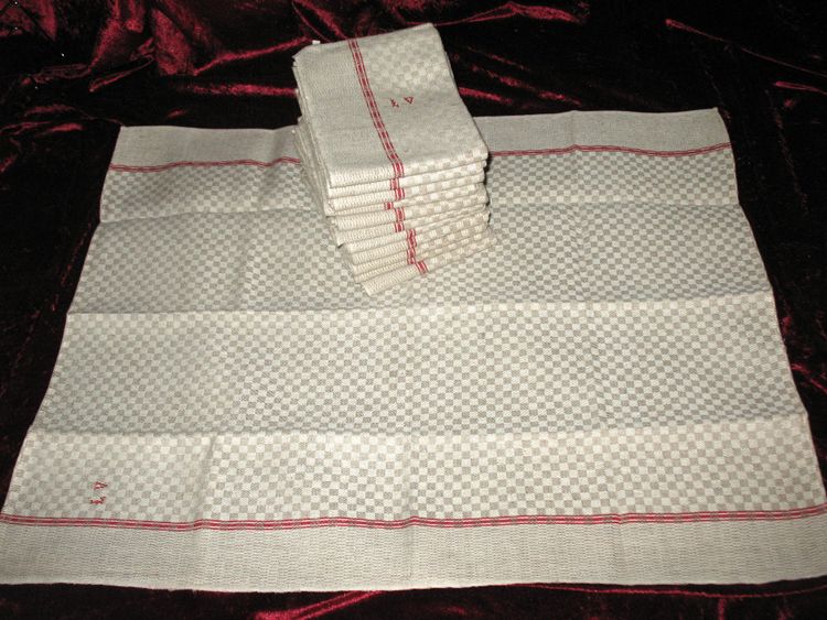 12 strofinacci con bordo rosso in tessuto misto lino e cotone con iniziali ricamate L V