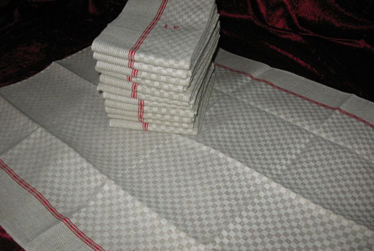 12 strofinacci con bordo rosso in tessuto misto lino e cotone con iniziali ricamate L V