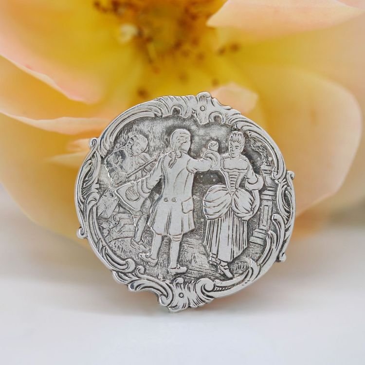 Broche en argent scène de danse baroque