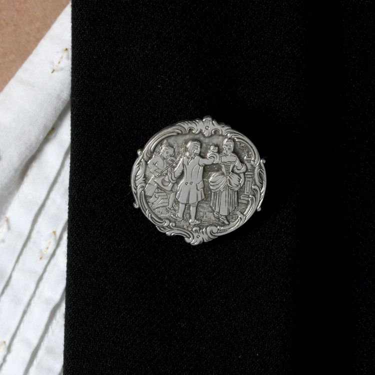 Broche en argent scène de danse baroque