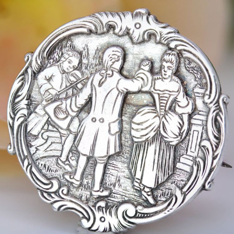 Broche en argent scène de danse baroque