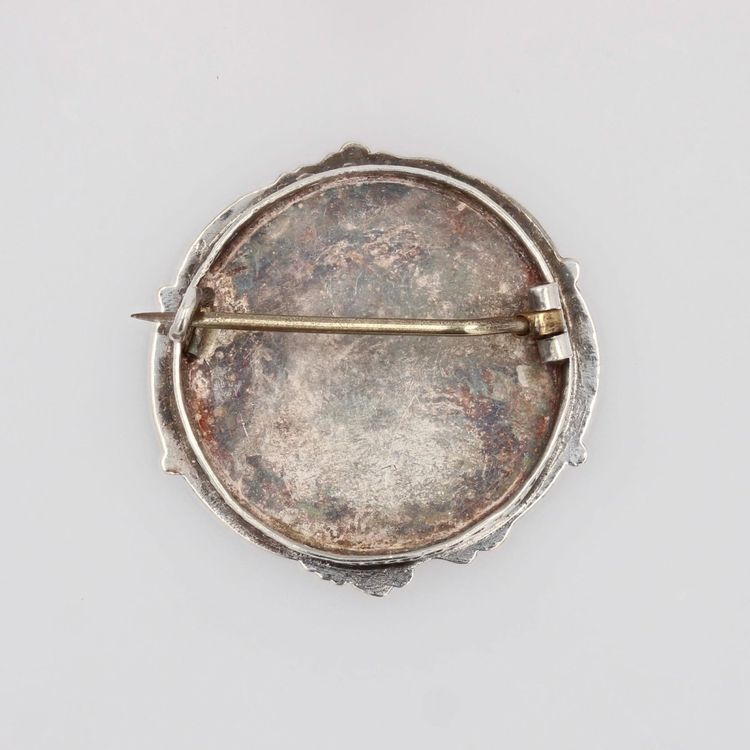 Broche en argent scène de danse baroque