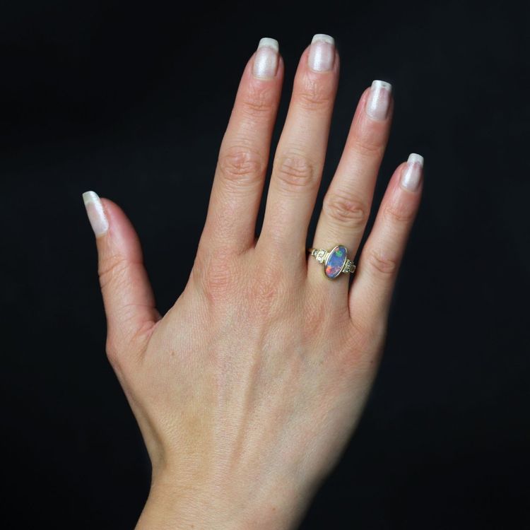 Anello in oro giallo con opale e diamanti