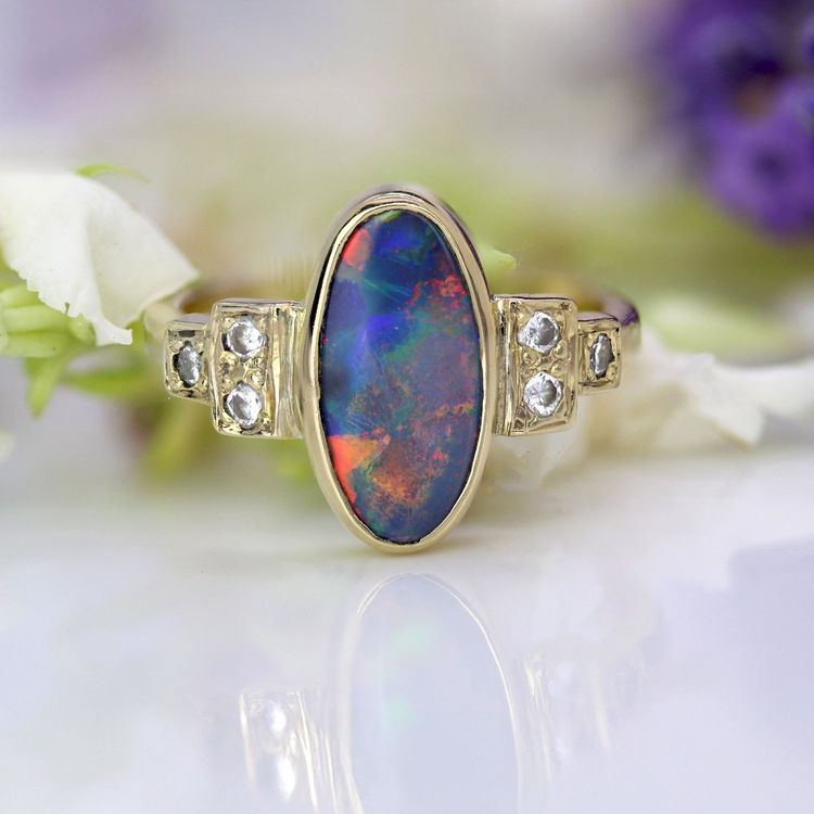 Anello in oro giallo con opale e diamanti
