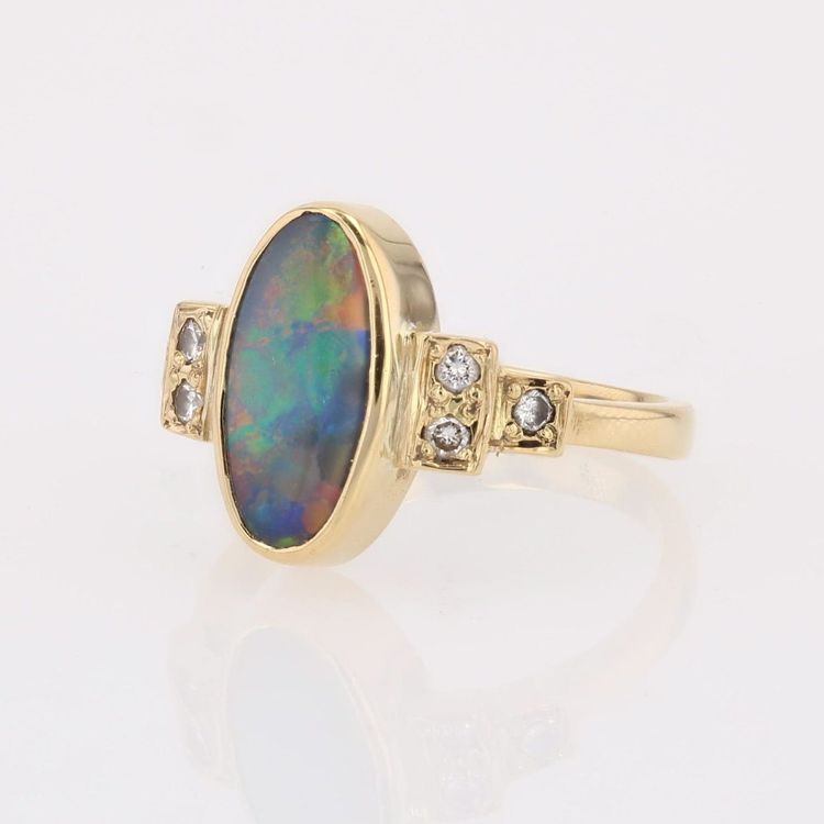 Anello in oro giallo con opale e diamanti