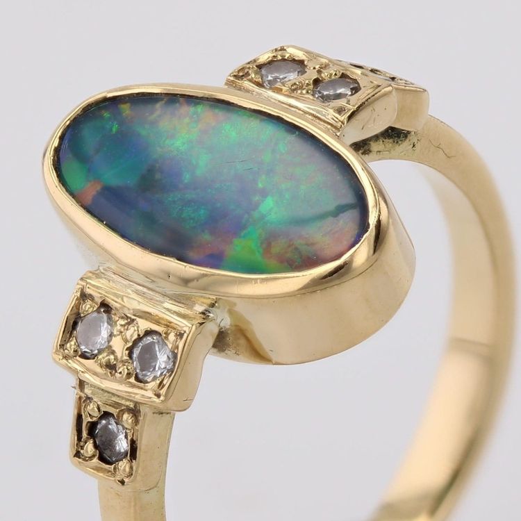 Anello in oro giallo con opale e diamanti
