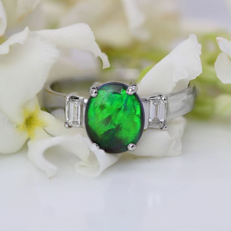 Bague opale noire et diamants or blanc