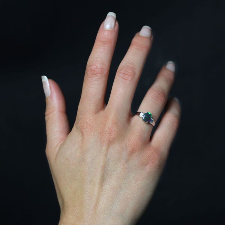 Bague opale noire et diamants or blanc