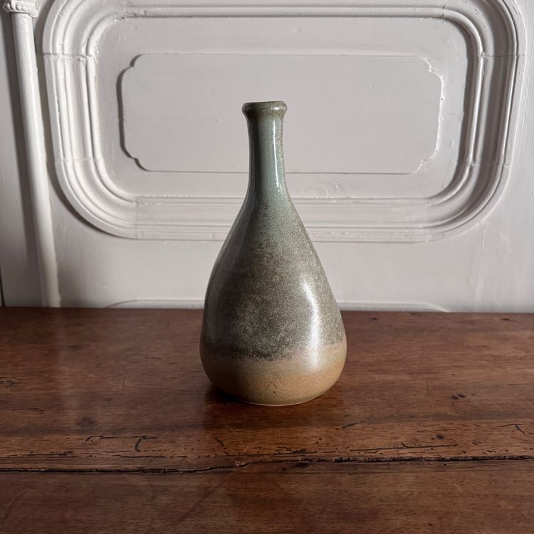 Vaso antropomorfo Korukcu Adnan in gres smaltato raffigurante un volto