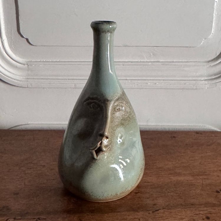 Vaso antropomorfo Korukcu Adnan in gres smaltato raffigurante un volto