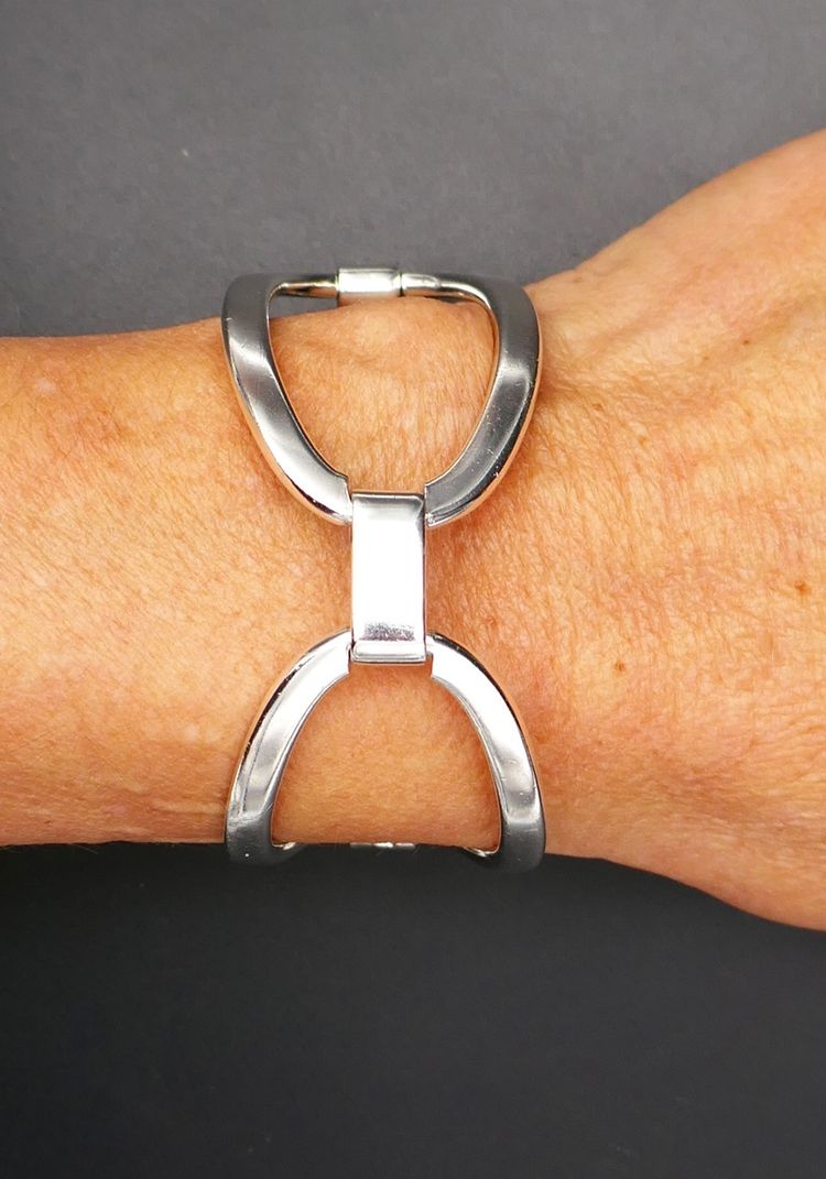 Wertvolles Silberarmband mit unsichtbarem Verschluss.