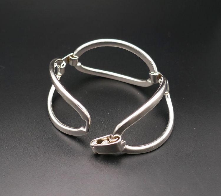 Wertvolles Silberarmband mit unsichtbarem Verschluss.