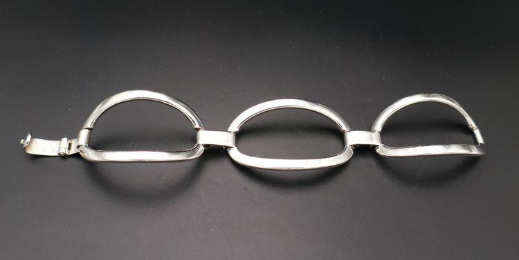 Wertvolles Silberarmband mit unsichtbarem Verschluss.