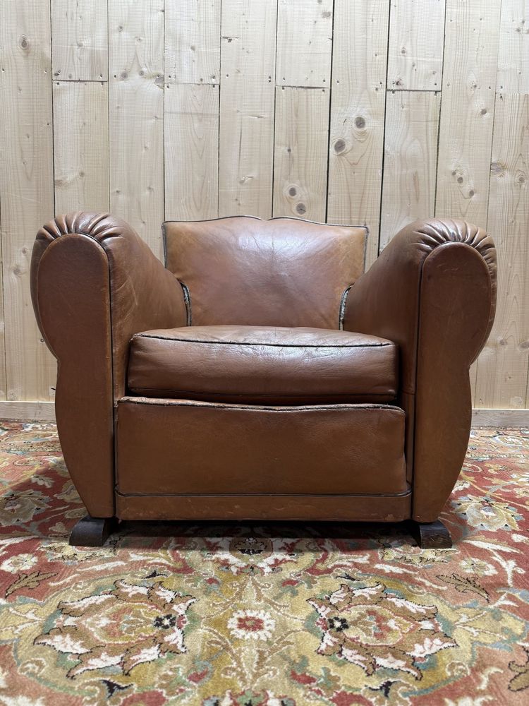 Fauteuil Club "Moustache" en cuir Art Deco