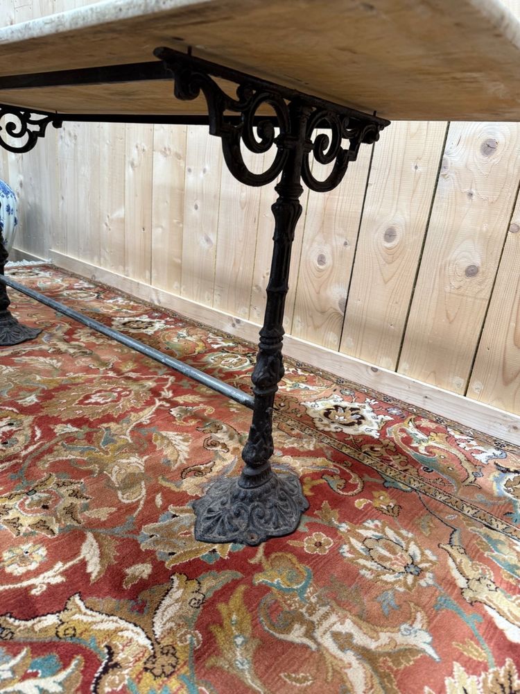 Bistro table in cast iron and white Carrara marble