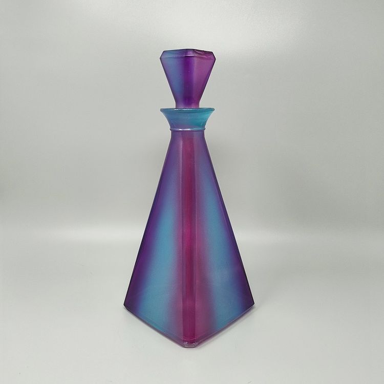 Superbe carafe ou bouteille décorative des années 1970 par Luigi Bormioli. Fabriqué en Italie