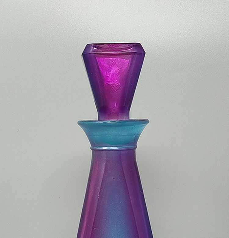 Superbe carafe ou bouteille décorative des années 1970 par Luigi Bormioli. Fabriqué en Italie