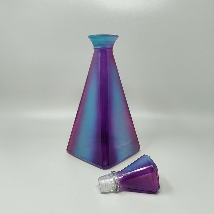 Superbe carafe ou bouteille décorative des années 1970 par Luigi Bormioli. Fabriqué en Italie