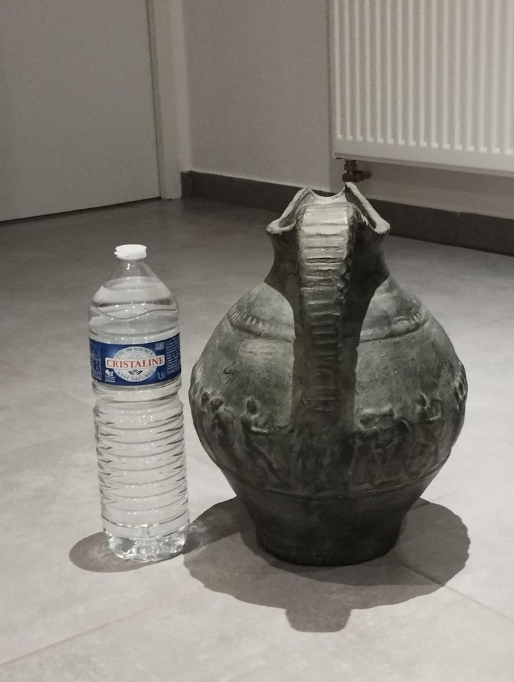 Grande cruche avec son décor à l'antique attribué à Robert et Violette Meynard , circa 1960