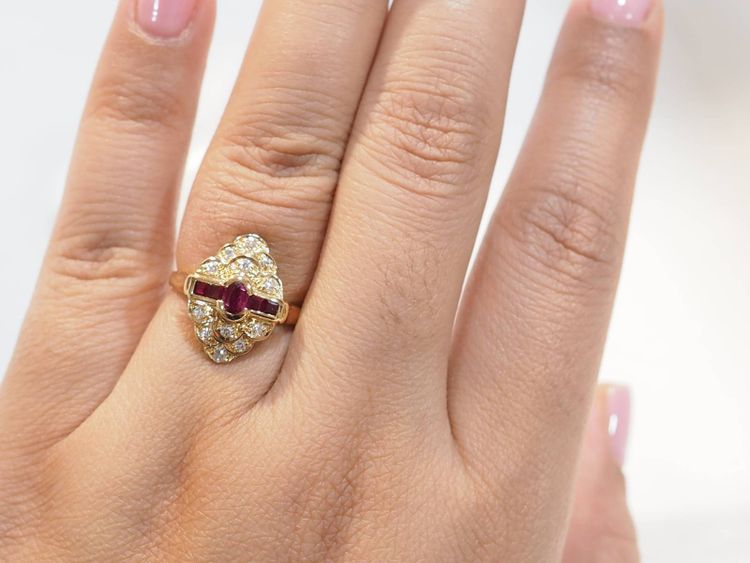 Bague marquise en or jaune, rubis et diamants 