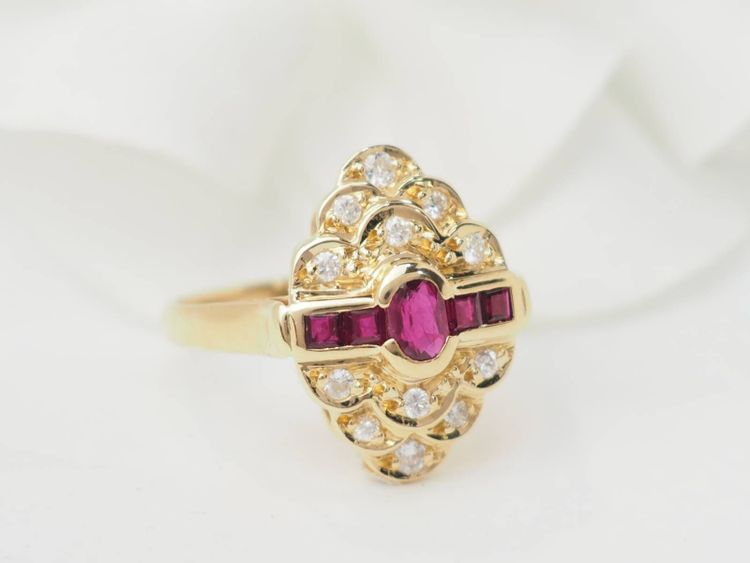 Bague marquise en or jaune, rubis et diamants 