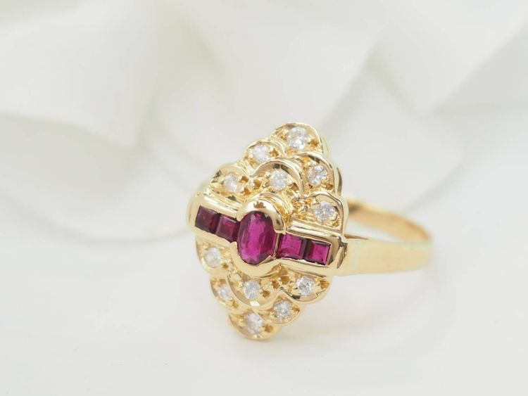 Bague marquise en or jaune, rubis et diamants 