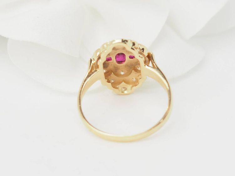 Bague marquise en or jaune, rubis et diamants 