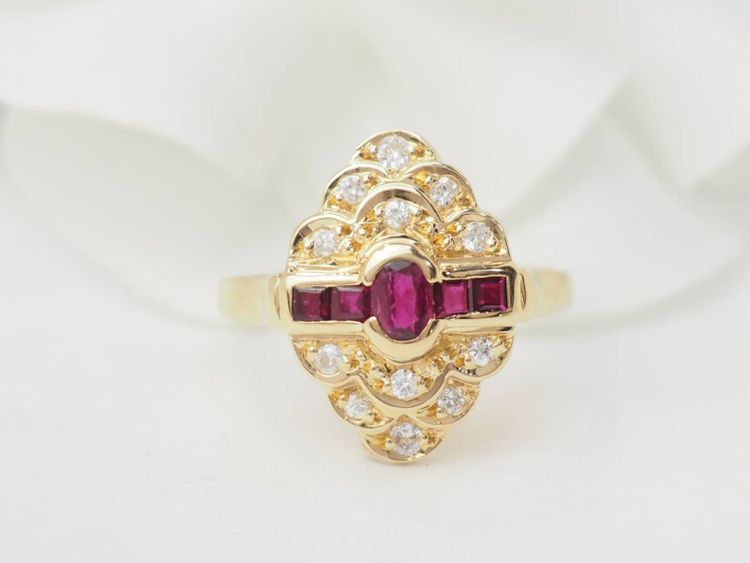 Bague marquise en or jaune, rubis et diamants 