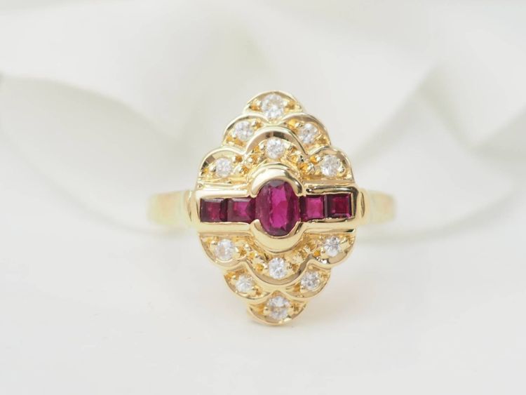 Bague marquise en or jaune, rubis et diamants 