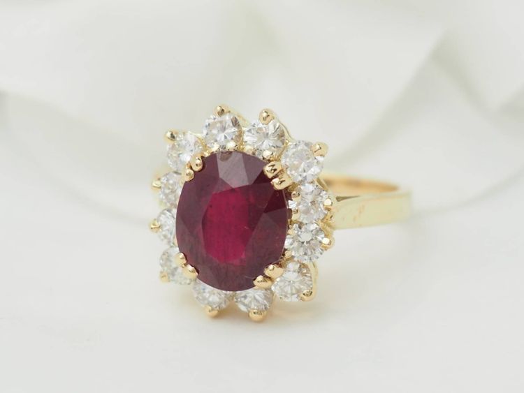 Bague entourage en or jaune, rubis et diamants 
