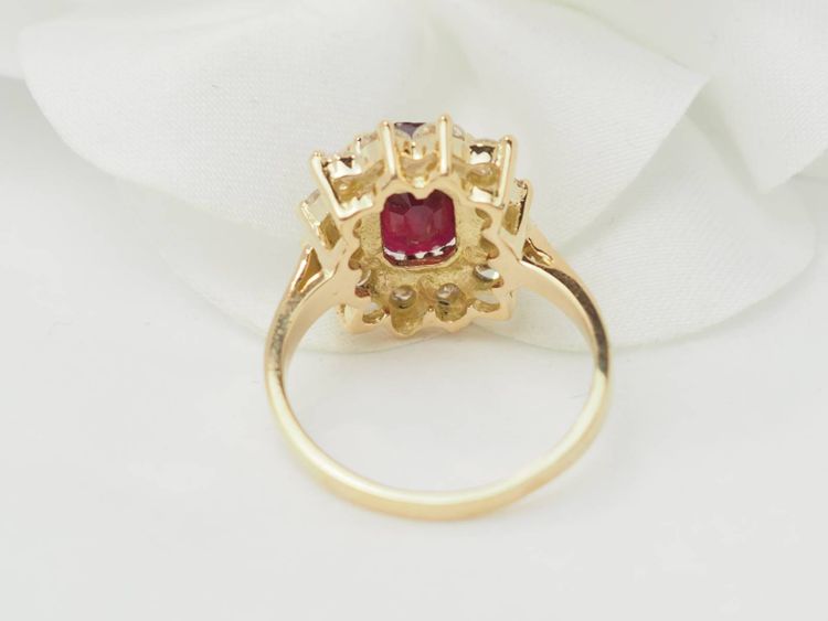 Bague entourage en or jaune, rubis et diamants 