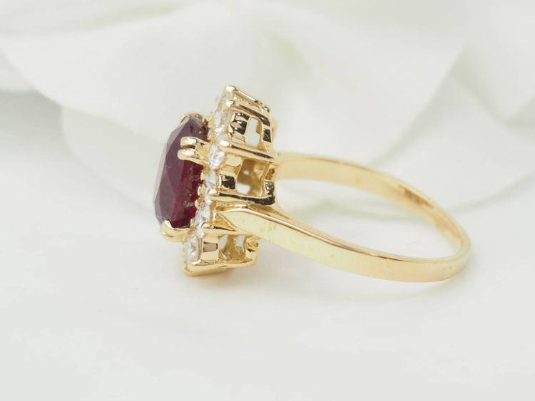 Bague entourage en or jaune, rubis et diamants 