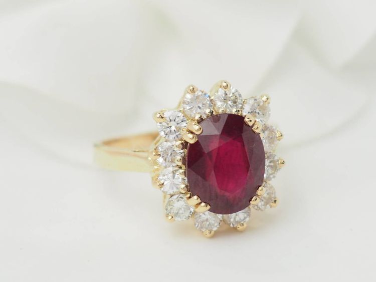 Bague entourage en or jaune, rubis et diamants 