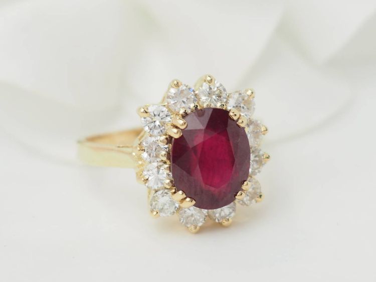 Bague entourage en or jaune, rubis et diamants 