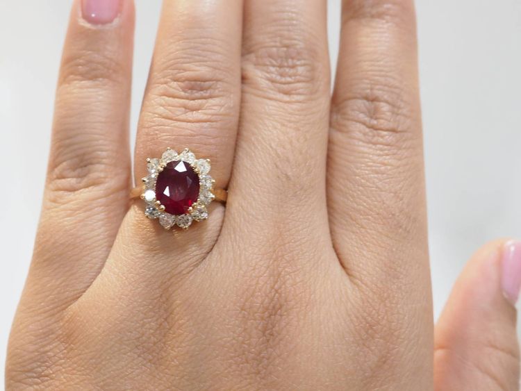 Bague entourage en or jaune, rubis et diamants 