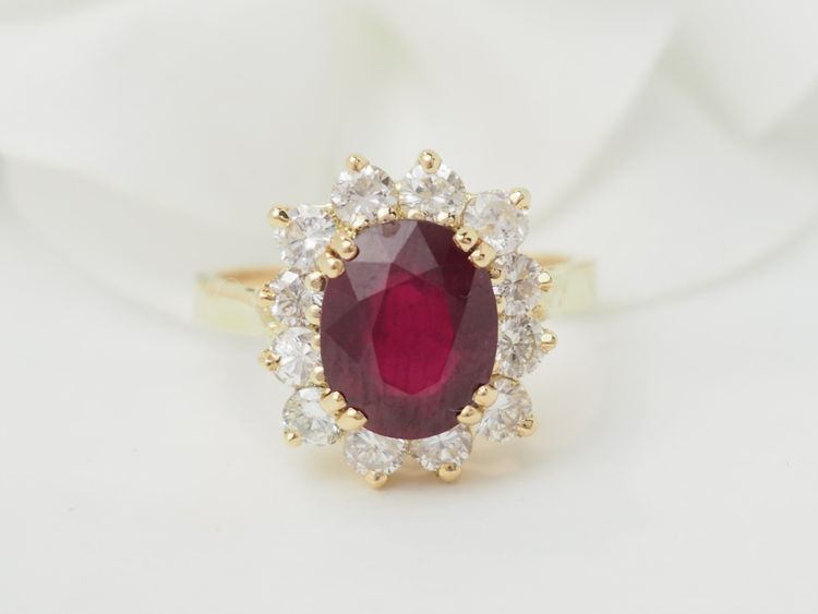 Bague entourage en or jaune, rubis et diamants 