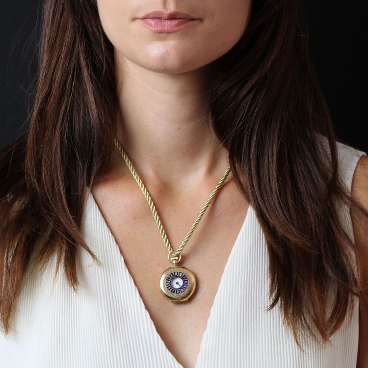 Gelbgoldene Anhängeruhr mit blauen Emailleziffern
